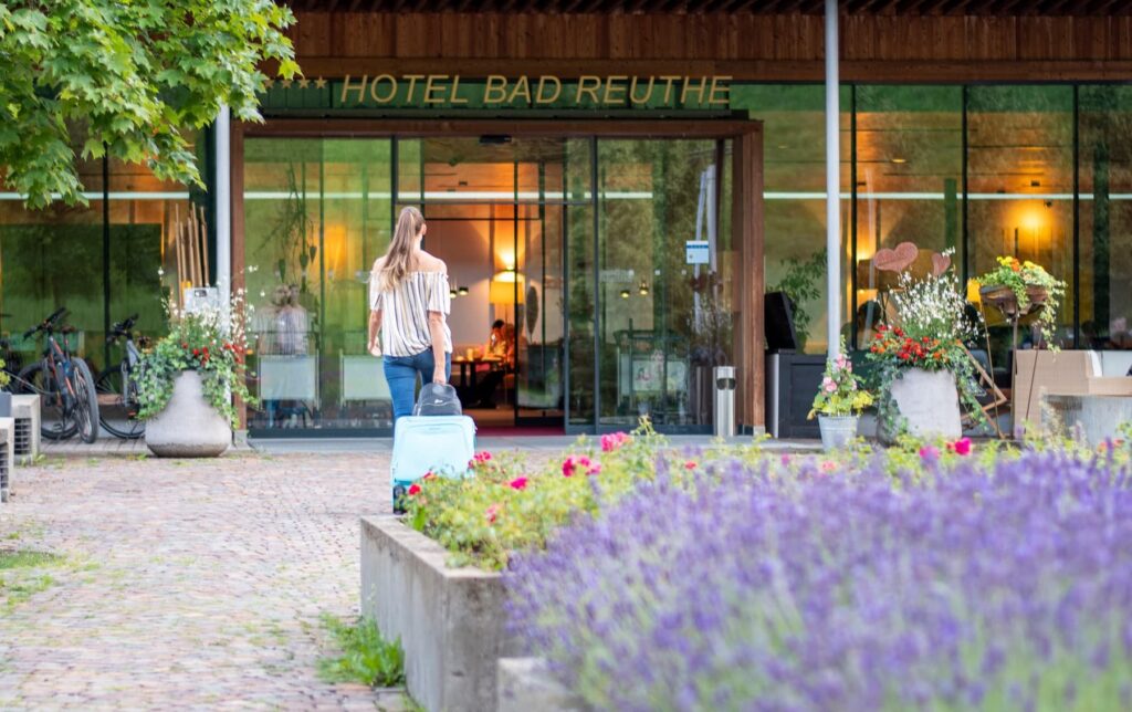 BadReuthe_Hoteleingang1_Foto Florian Palatz und Johanna Hartl_gerade